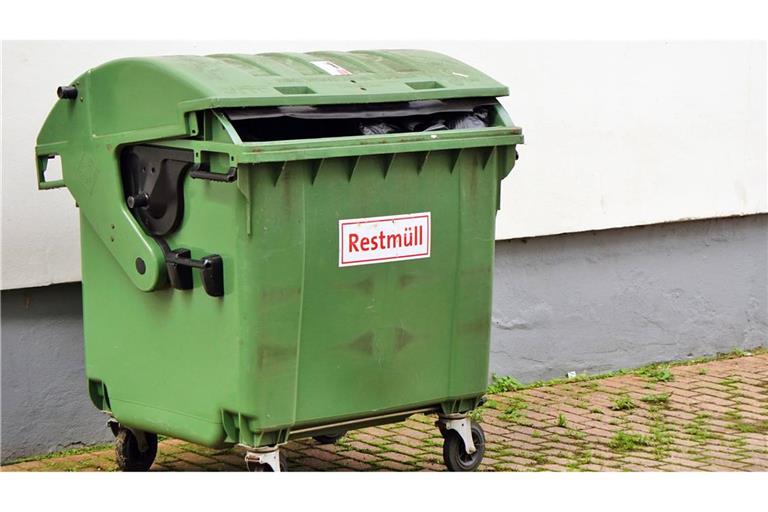 Der 24-Jährige versteckte sich vergeblich in einer Mülltonne. (Symbolbild)