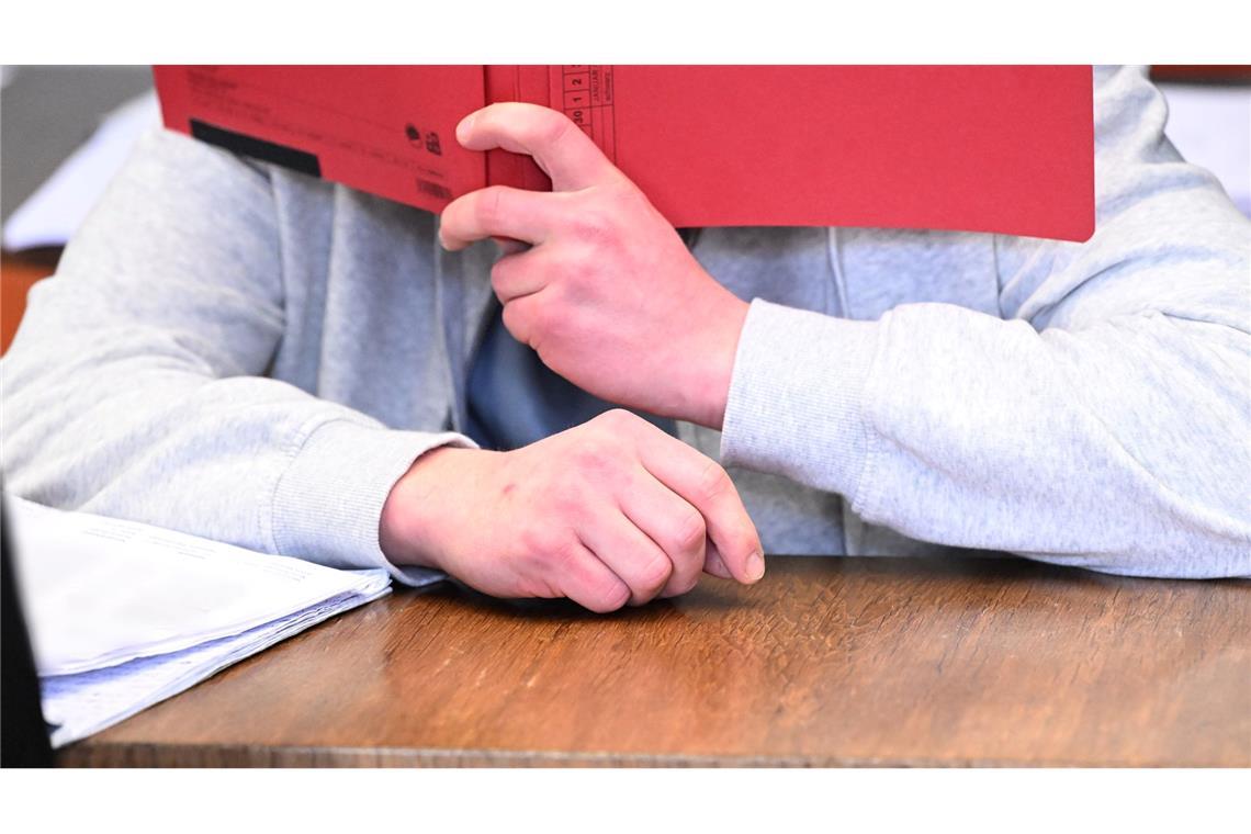 Der 24 Jahre alte Angeklagte soll seine Großmutter ermordet haben. (Archivbild)