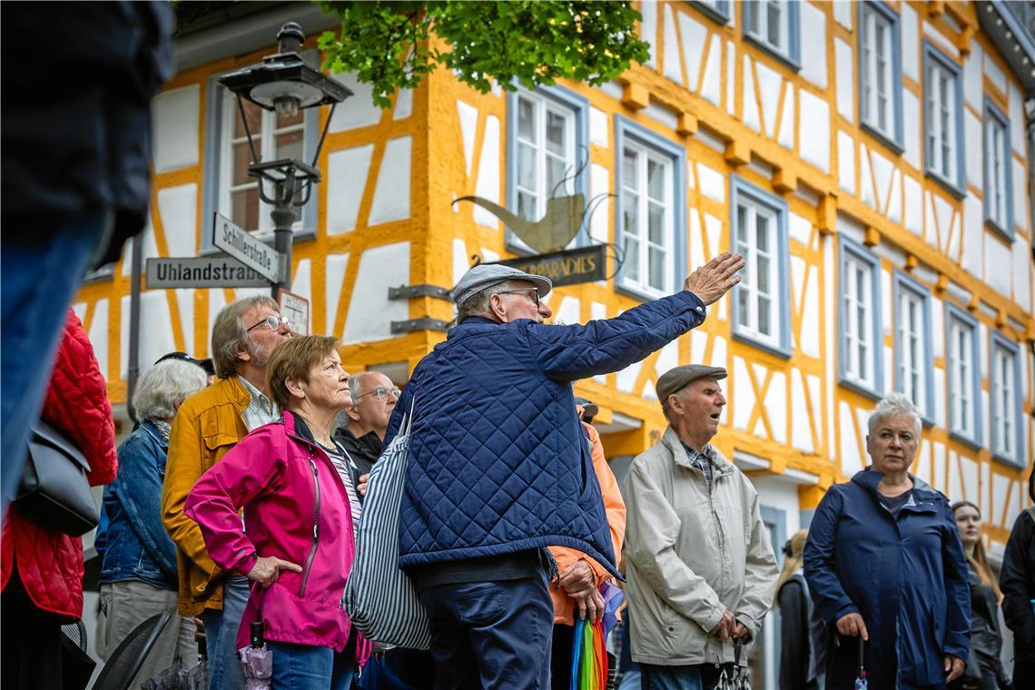 Der 256. Altstadtstammtisch wird in Form einer Fachwerkführung an der frischen Luft abgehalten. Die Teilnehmer folgen den Ausführungen von Kurt-Christian Ehinger. Fotos: Alexander Becher