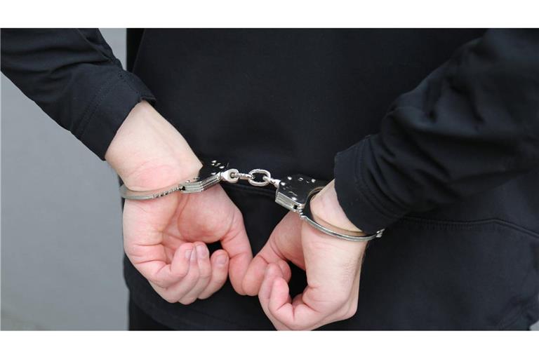 Der 26-Jährige sitzt in Untersuchungshaft. (Symbolbild)