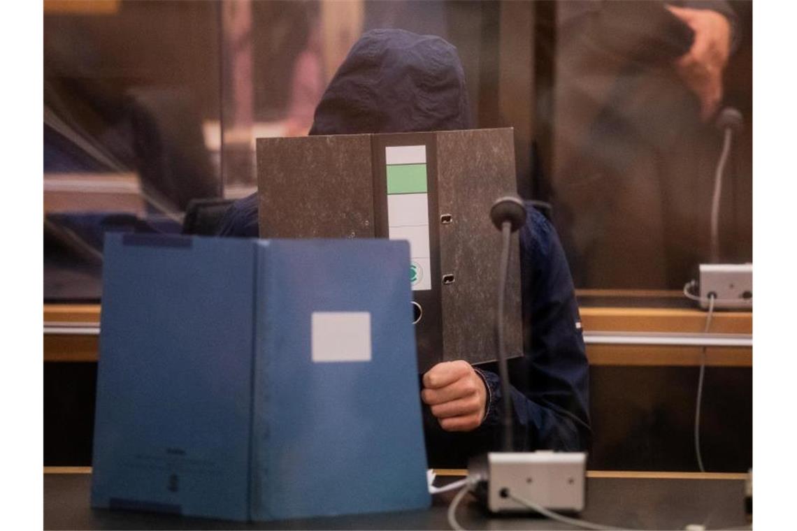 Prozessstart im Missbrauchsfall Münster Der 27-jährige Hauptangeklagte vor Beginn des Prozesses im Gerichtssaal des Landgerichts. Foto: Rolf Vennenbernd/dpa-Pool/dpa