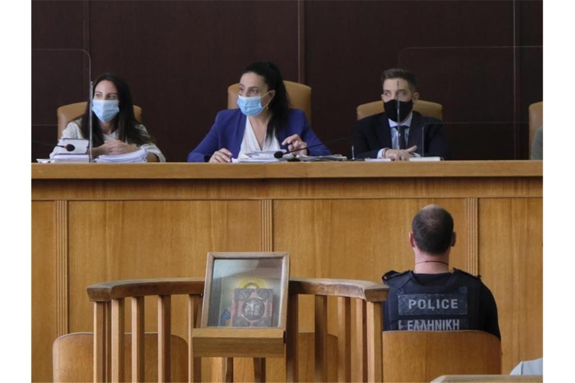 Lebenslang für Mörder von Dresdner Forscherin auf Kreta Der 28-jährige Angeklagte (vorne rechts) am ersten Verhandlungstag im Gerichtssaal. Foto: Giannis Angelakis/AP/dpa