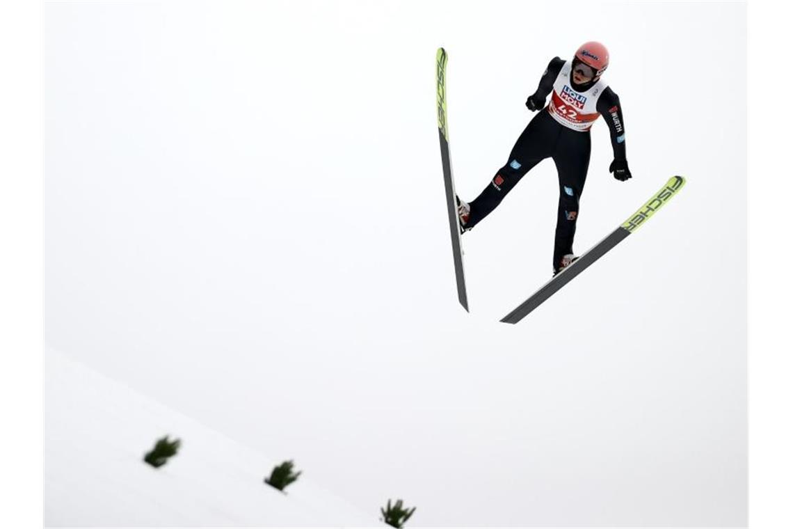 Skisprung-Ass Geiger erklimmt nächsten Gipfel Der 28 Jahre alte Lokalmatador sprang am Schattenberg 103,5 und 102 Meter weit und damit zu Silber. Foto: Daniel Karmann/dpa