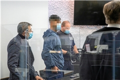 Der 29-jährige Angeklagte hat gestern bereits gestanden, seine Frau im Affekt, wie er sagt, erstochen zu haben. Foto: A. Becher“