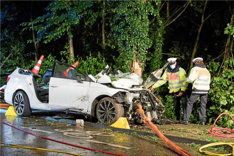 Der 29-jährige Fahrer des Unfallwagens am Backnanger Bahnhof war in dem Fahrzeug eingeklemmt und musste von der Feuerwehr befreit werden. Auch sein Beifahrer wurde schwer verletzt. Foto: B. Beytekin