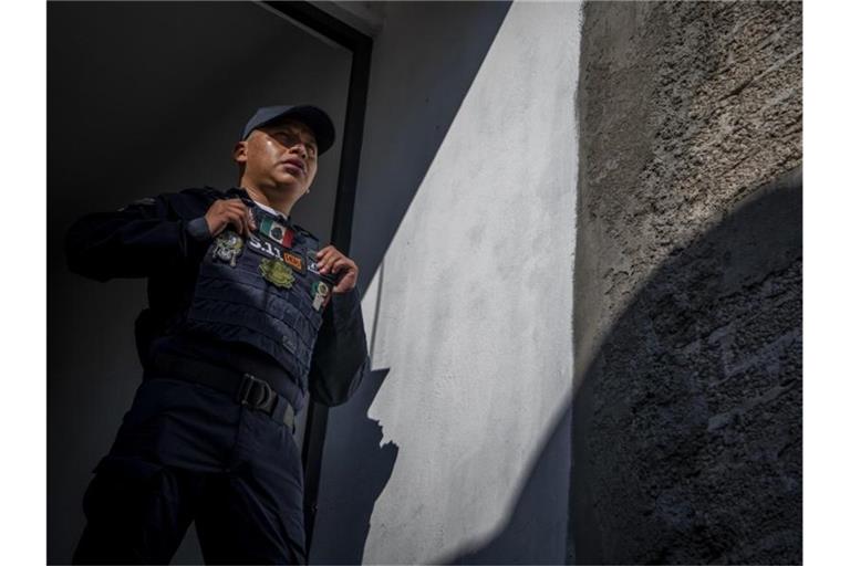Der 29 Jahre alte Alan Galván arbeitet als Polizeibeamter in Mexiko-Stadt. Foto: Jair Cabrera Torres/dpa