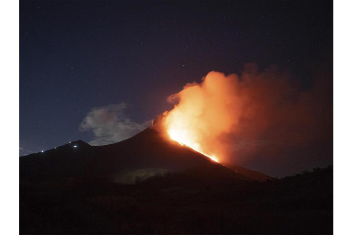 Vulkan Pacaya in Guatemala spuckt Lava und Asche