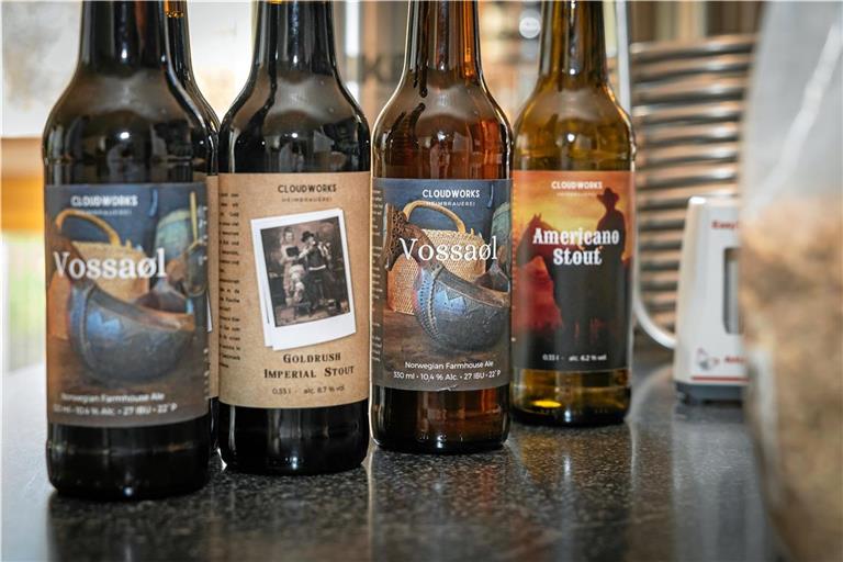 Der 32-jährige Hobbybrauer füllt sein Bier auch in Flaschen und entwirft eigene Etiketten.