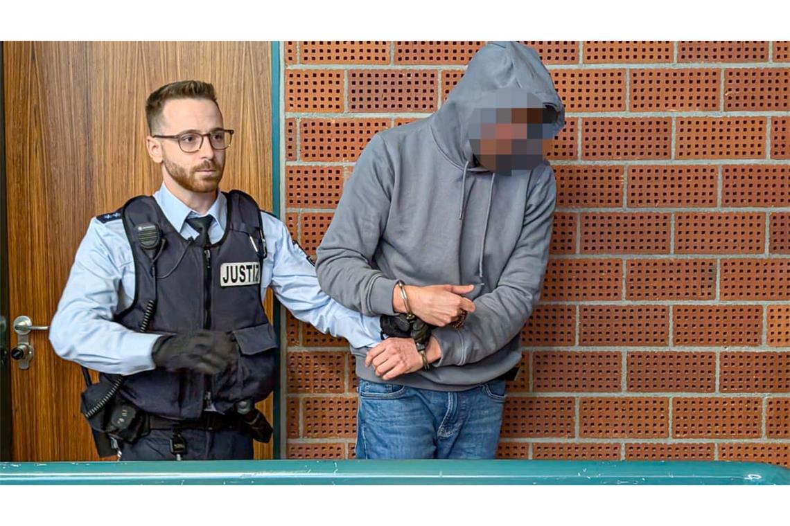 Der 34-Jährige gestand den Missbrauch der Kinder seiner damaligen Partnerin aus Villingen-Schwenningen. Er sitzt seit April in Untersuchungshaft.