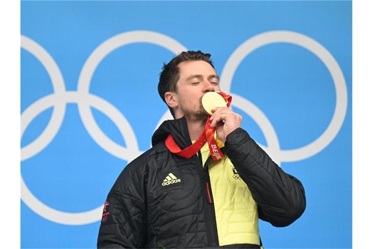 Der 35-jährige Rodler Johannes Ludwig feiert mit seiner Goldmedaille auf dem Podium. Foto: Robert Michael/dpa-Zentralbild/dpa