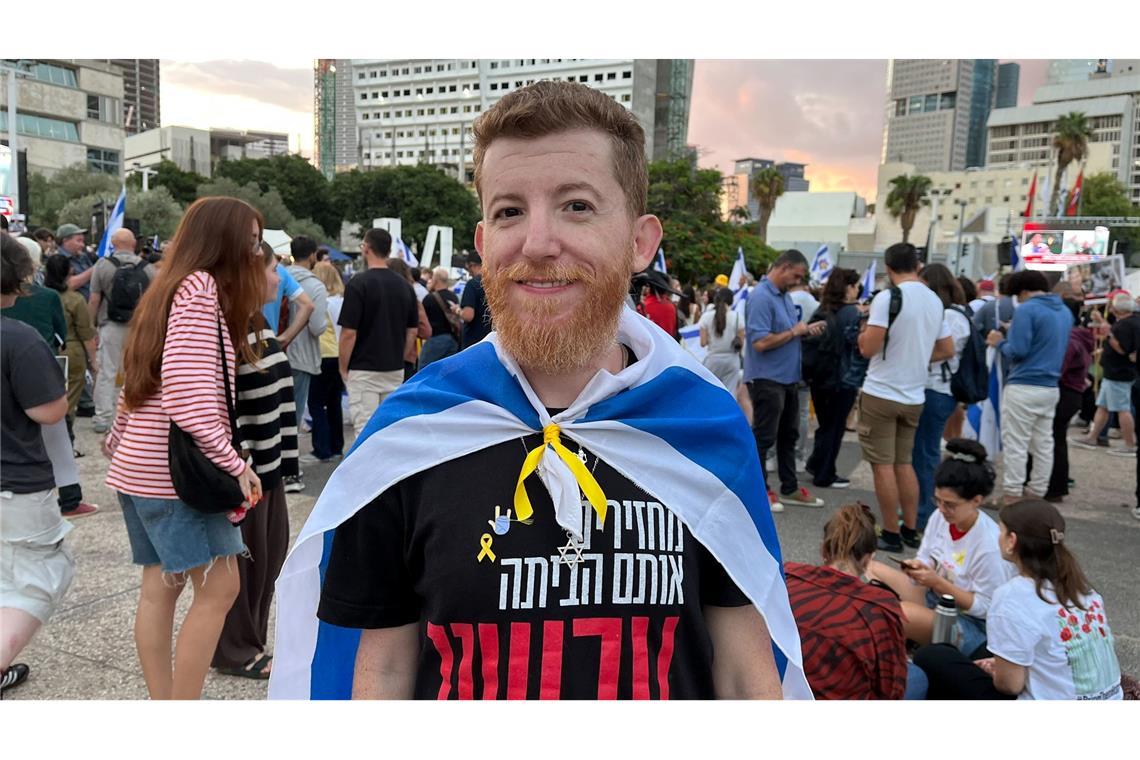 Israel nach Rückkehr der Geiseln im Freudentaumel Der 37-jährige Daniel Colodro steht auf dem Platz der Geiseln.