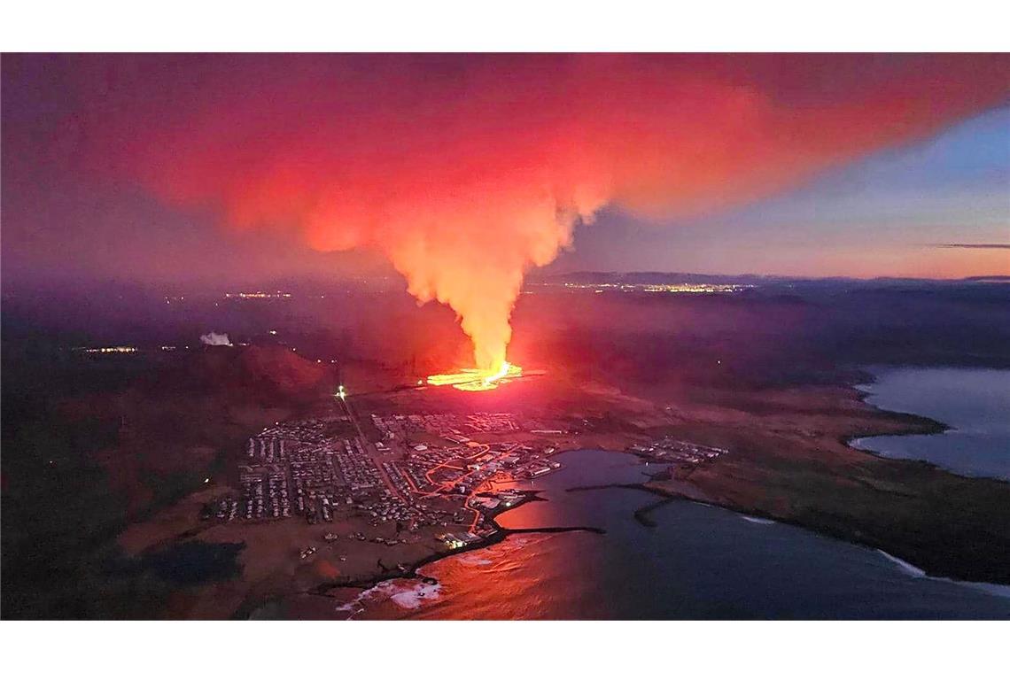 Der 4000-Einwohner-Ort Grindavík war in der Nacht zum Sonntag evakuiert worden, als sich die erneute Eruption auf der Reykjanes-Halbinsel  mit einer  Erdbebenserie angekündigt hatte.