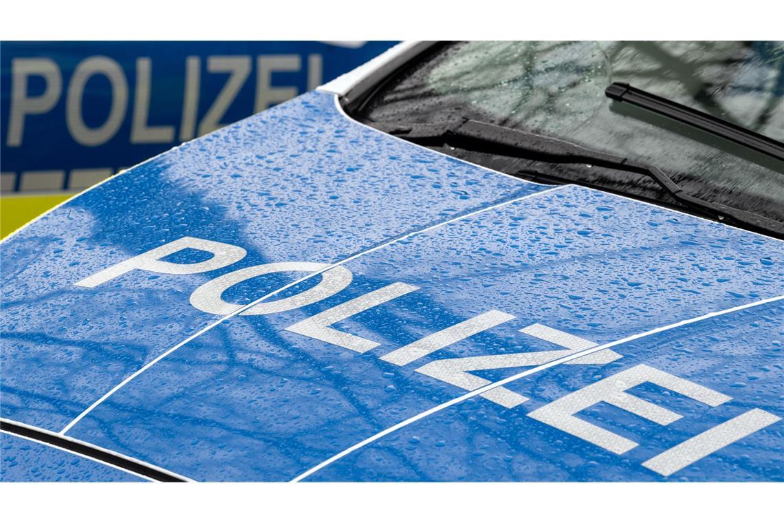 Mann schleudert Kaninchen auf Fahrbahn und tritt es Der 42-Jährige misshandelte das Tier am Sonntag auf offener Straße. (Symbolbild)