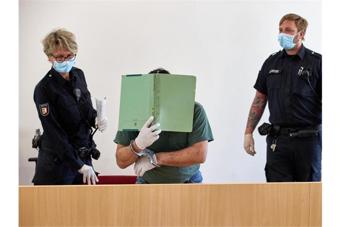 Studentin verschleppt und vergewaltigt: Zwölf Jahre Haft Der 43-Jährige beim Prozessbeginn im April. Foto: Georg Wendt/dpa