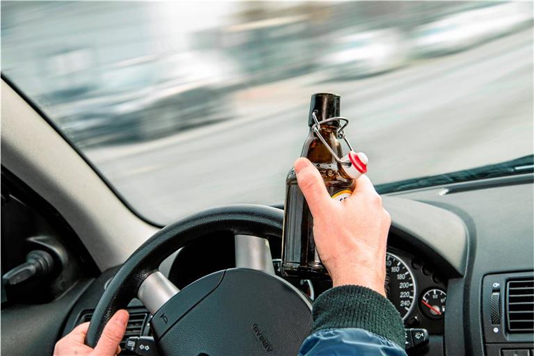 Der 43-Jährige ist unter deutlicher Alkoholbeeinflussung von der Tankstelle noch nach Hause gefahren. Symbolfoto: gopixa-stocke.adobe.com