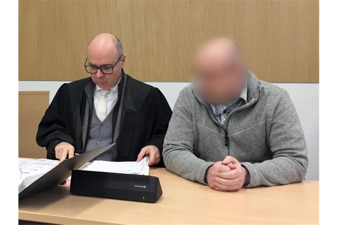 Mordversuch mit Auto: Mann zu zehn Jahren Haft verurteilt Der 47-Jährige (r) muss zehn Jahre ins Gefängnis. Foto: Birgit Reichert/dpa