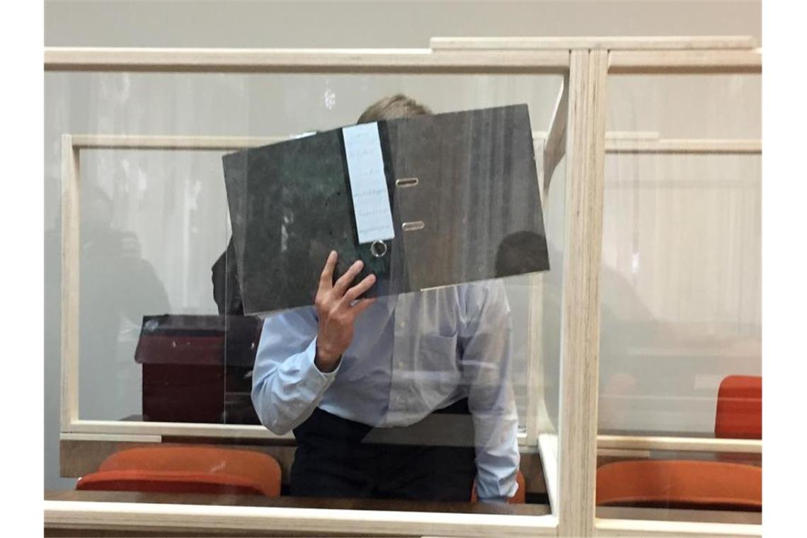 Erzieher gesteht Missbrauch an Grundschülerin Der 49-jährige Angeklagte ist selbst Vater einer Tochter. Foto: Britta Schultejans/dpa