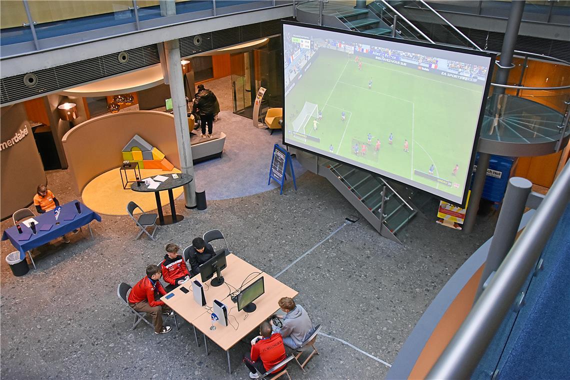 Der 5. BKZ-E-Football-Cup fand im Kundenraum der Volksbank Backnang statt,