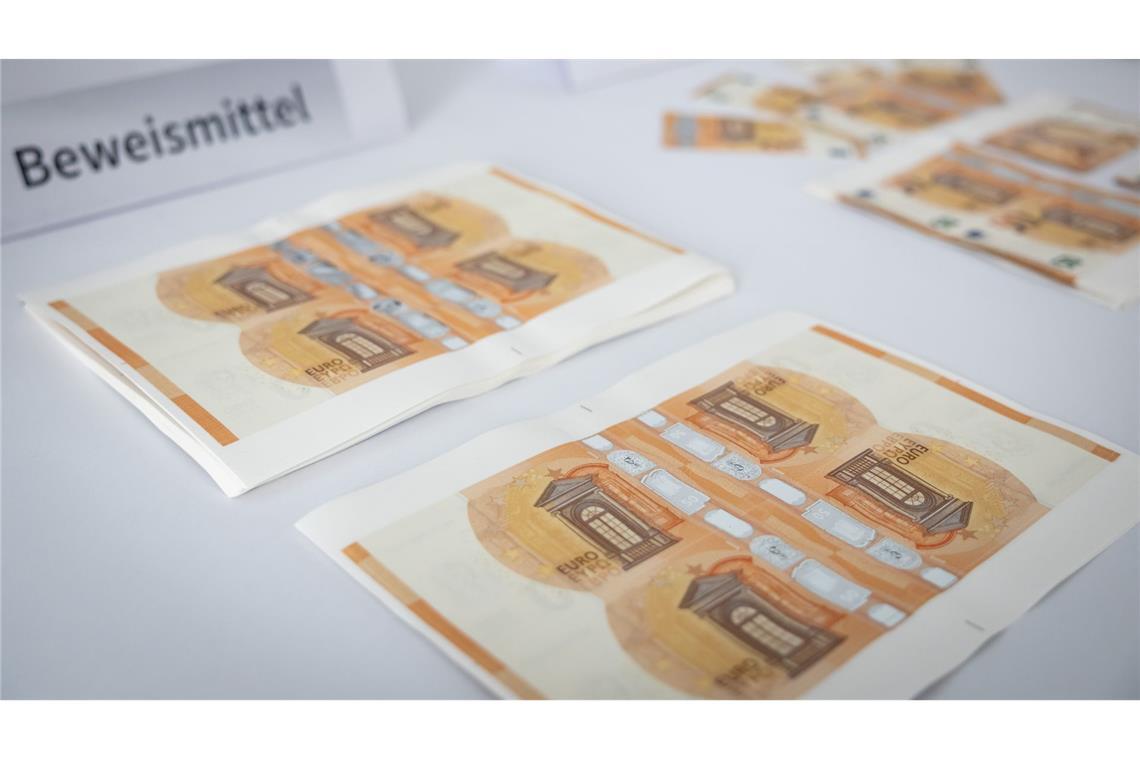 Der 50-Euro-Schein wird am häufigsten gefälscht: 33.956 Stück zählte die Bundesbank in Deutschland im Jahr 2025. Das war fast die Hälfte aller Euro-Blüten hierzulande. (Archivbild)