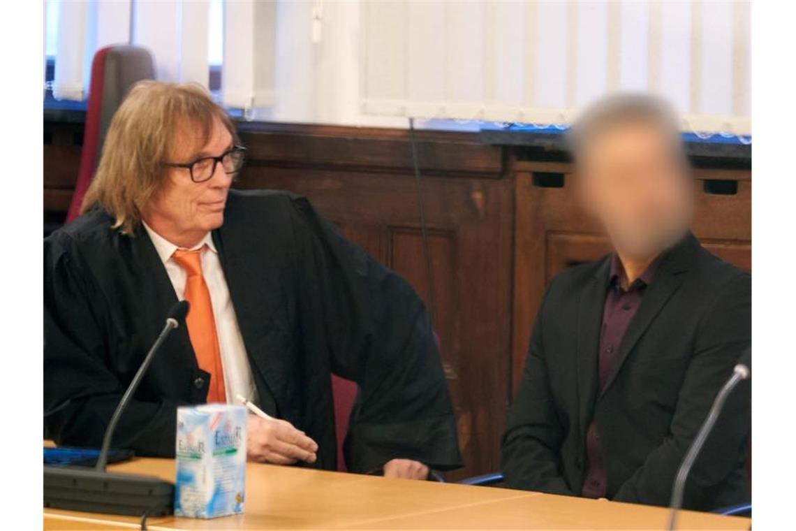 Der 51-jährige Deutsch-Afghane sitzt im Saal des Oberlandesgerichts Koblenz neben seinem Anwalt Ulrich Sommer (l). Foto: Thomas Frey/dpa