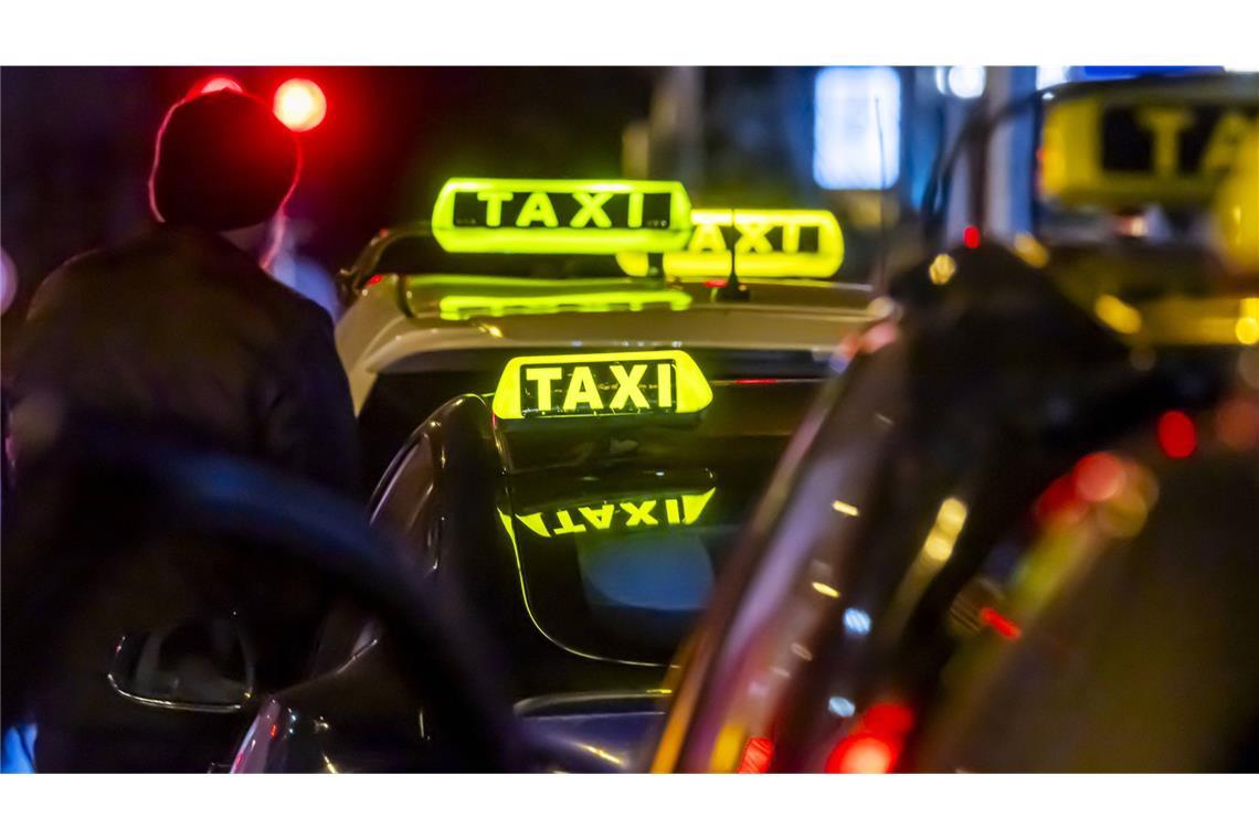 Der 63-jährige Taxifahrer erlitt leichte Verletzungen (Symbolbild).