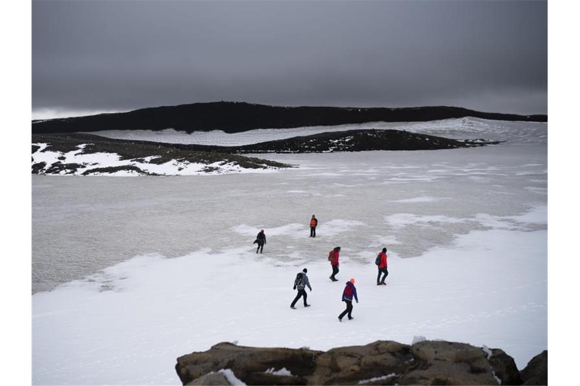 Der 700 Jahre alte isländische Gletscher Okjökull gilt formell nicht mehr als solcher. Mit nur noch 15 Metern Eisdicke ist er zu leicht geworden, um sich vorwärts zu schieben. Foto: Felipe Dana/AP