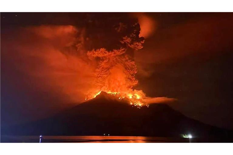 Der 725 Meter hohe Feuerberg Ruang im Sangihe-Archipel nördlich der Insel Sulawesi schleuderte eine 2000 Meter hohe Säule aus Asche, Rauch und Gestein in den Himmel, wie die nationale Agentur für Geologie berichtete.