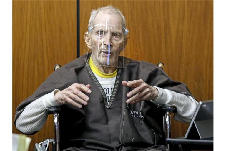 Der 78-jährige New Yorker Immobilienmagnat Robert Durst beantwortet Fragen während er im Mordprozess im Gerichtsgebäude von Inglewood, Kalifornien, aussagt. Foto: Gary Coronado/Pool Los Angeles Times via AP/dpa