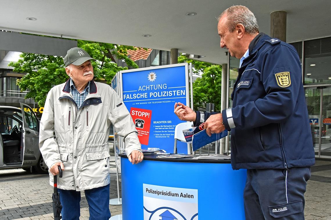 Der 78-jährige Richard T. lässt sich am Stand von dem Polizisten Klaus Ebner beraten und aufklären.  Foto: T. Sellmaier