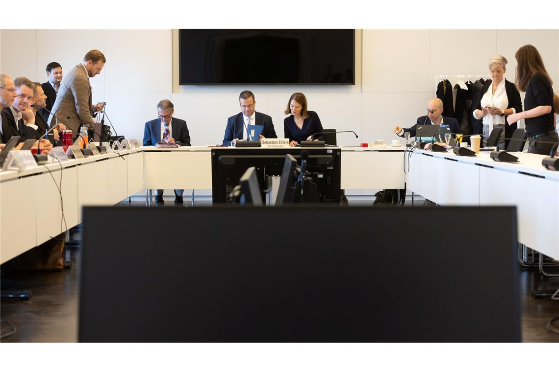 Schröder verteidigt Nord Stream 2 in Untersuchungsausschuss Der 81-jährige Schröder wurde aus Rücksicht auf seinen Gesundheitszustand für die Zeugenvernehmung aus seinem Büro in Hannover zugeschaltet.