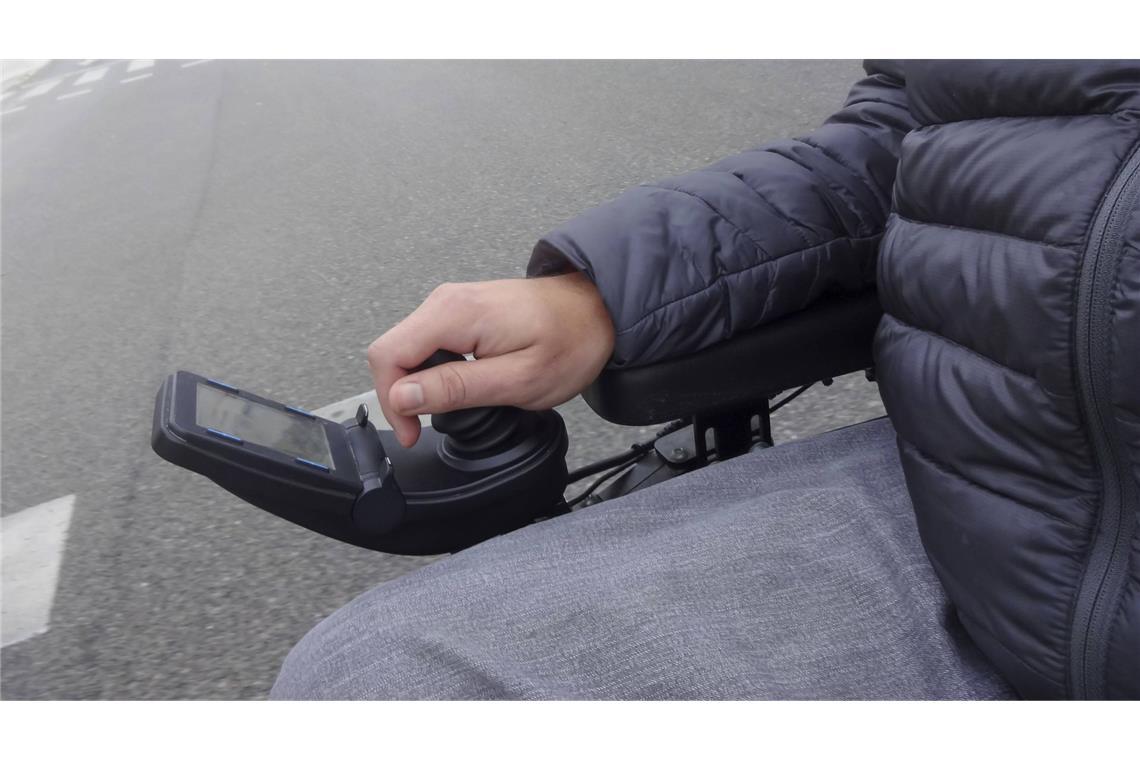 Der 85-Jährige steuerte den motorisierten Rollstuhl auf eine Bundesstraße. (Symbolfoto)