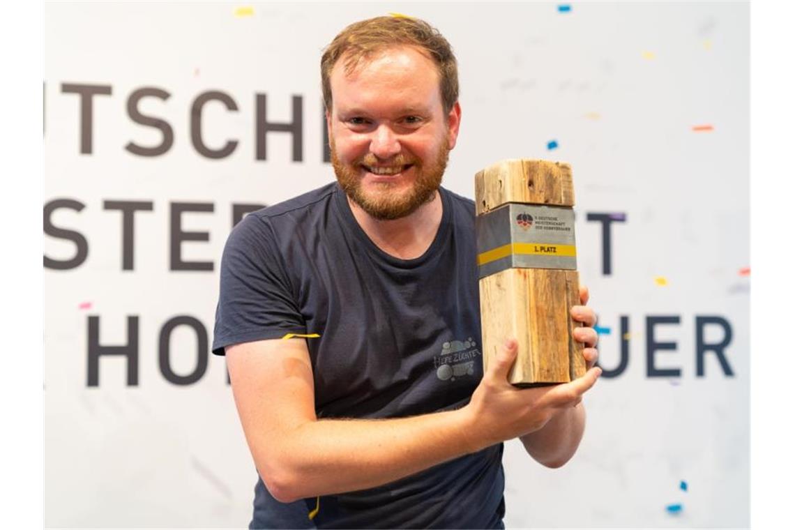 Der Aachener Nils Lichtenberg (38) ist neuer Deutscher Meister der Hobbybrauer und freut sich darüber. Foto: Maik Herfurth/Störtebeker Braumanufaktur GmbH/dpa