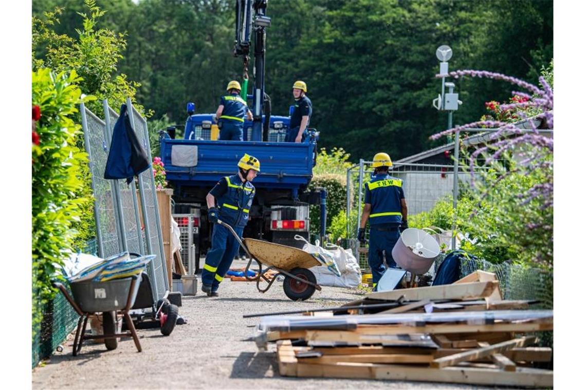 Missbrauchsfall: Polizei lässt Laube in Münster abreißen Der Abbau erfolgt nahezu händisch ohne den Einsatz von Baumaschinen, um mögliche weitere Spuren zu erhalten. Foto: Guido Kirchner/dpa