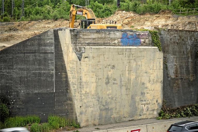 Der Abbruch des alten Brückenfundaments und der Bau neuer Entwässerungsleitungen machen jetzt die zweiwöchige halbseitige Sperrung der B14 nötig. Foto: Alexander Becher