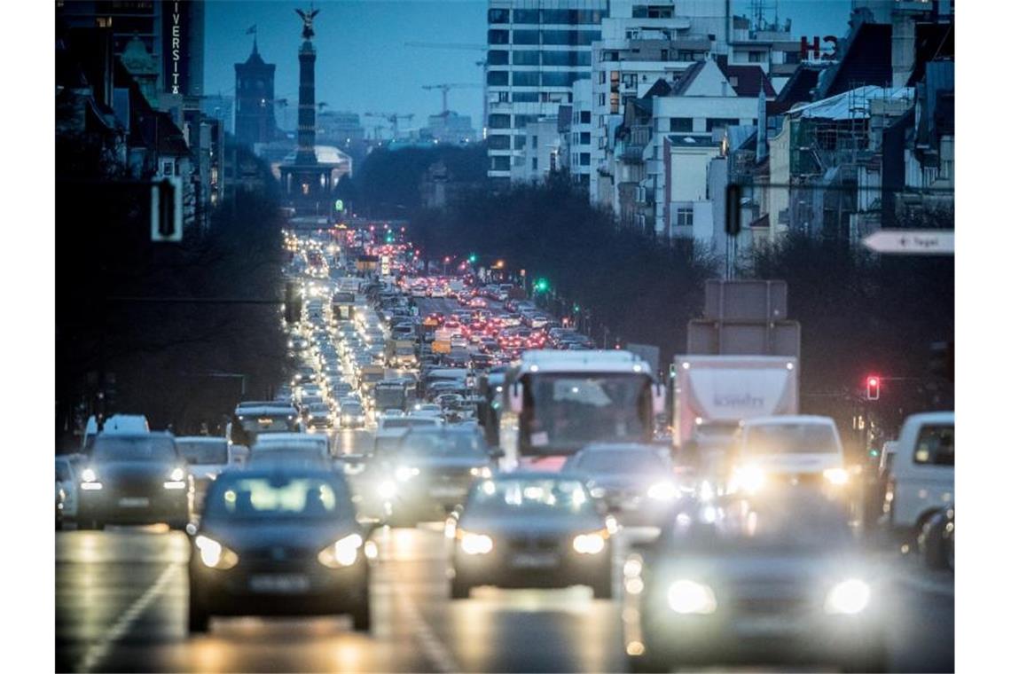 Klimaschutz-Index: Deutschland etwas besser Der abendliche Berufsverkehr in Berlin. Dank Kohle-Kompromiss, Klimapaket und internationalem Einsatz machte Deutschland einige Plätze gut. Foto: Michael Kappeler/dpa