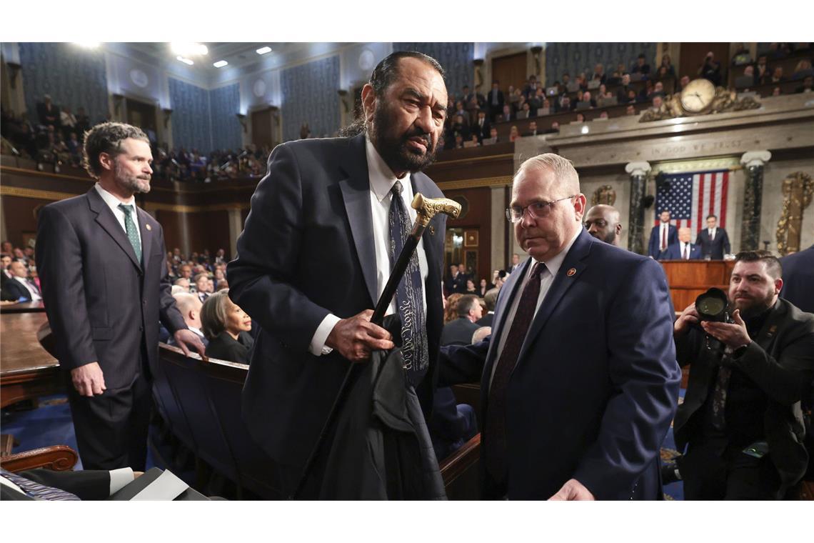Abgeordneter der Demokraten bei Trump-Rede aus Saal geführt Der Abgeordnete Al Green wird aus dem Saal entfernt, als US-Präsident Trump vor einer gemeinsamen Sitzung des Kongresses im Kapitol spricht.