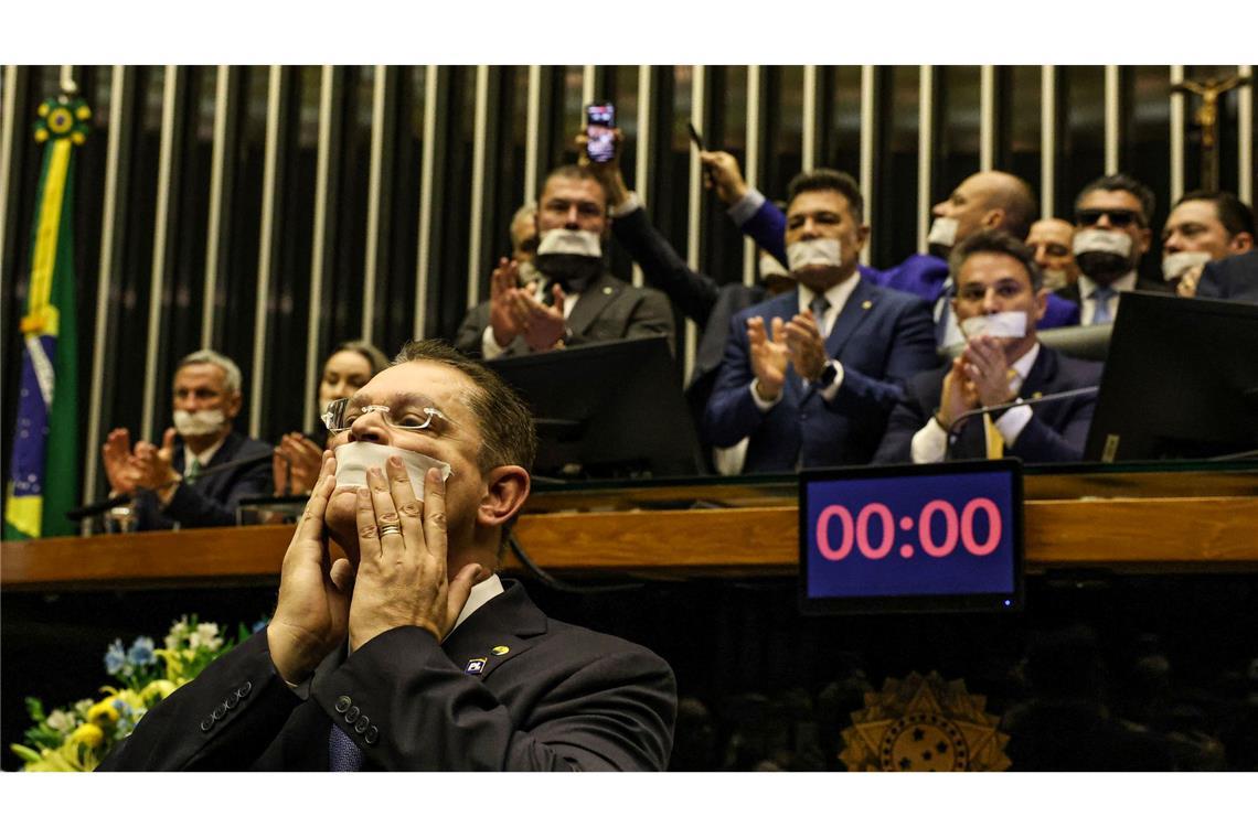 Bilder des Tages Der Abgeordnete Sostenes Cavalcante (vorne) und Oppositionspolitiker halten während einer Sitzung der Abgeordnetenkammer i Brasilia eine Protestaktion ab.