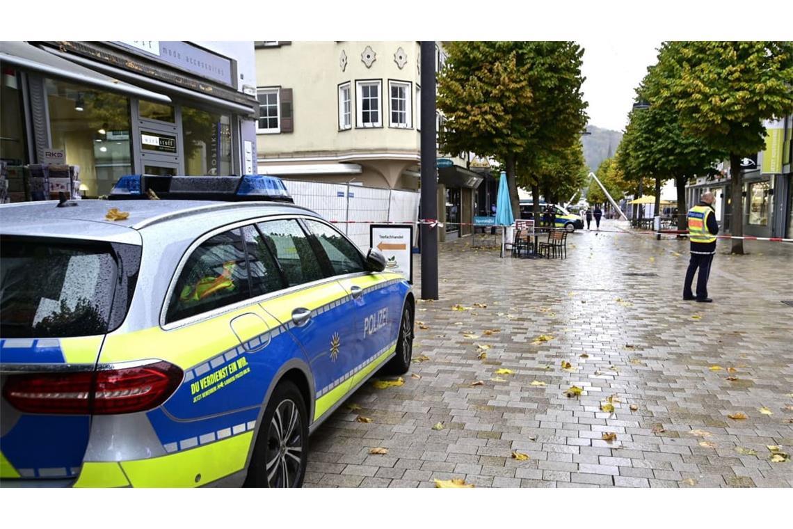 Der abgesperrte Ort vor dem Rathaus in Tuttlingen, wo tödliche Schüsse fielen.