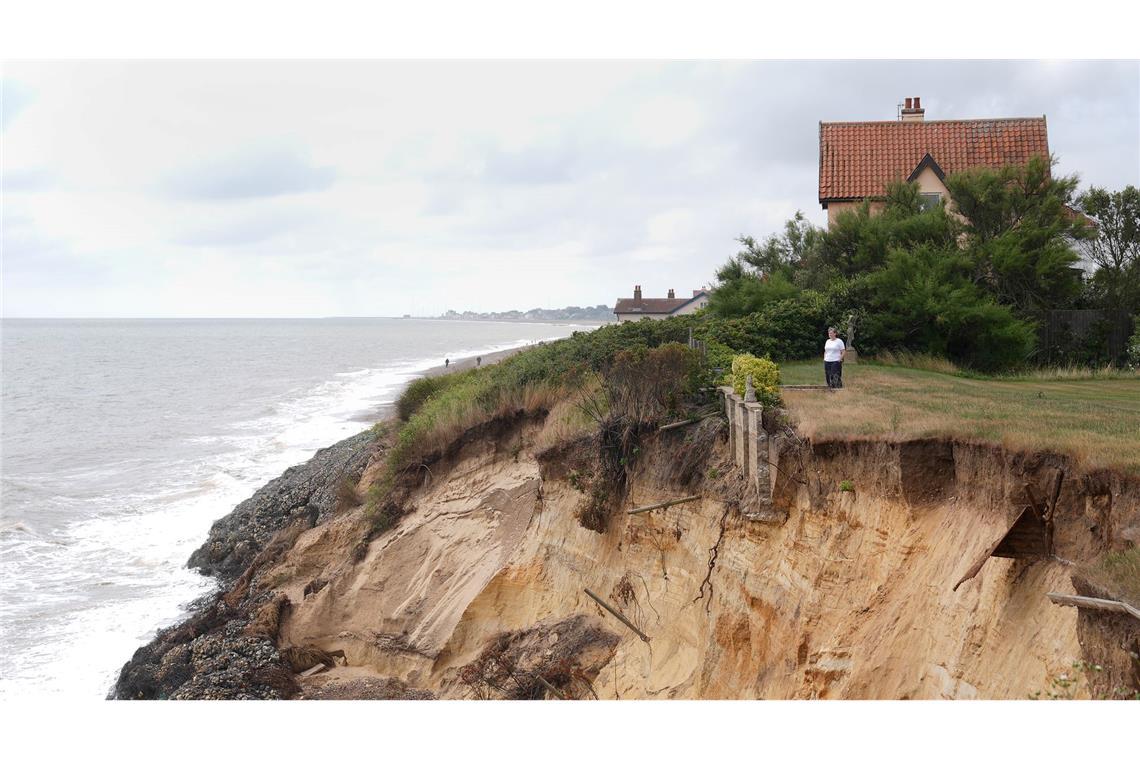 Der Abgrund rückt näher: Im englischen Thorpeness schreitet die Küstenerosion immer weiter voran. Dem fast 100 Jahre alten Haus droht deshalb der Abriss.