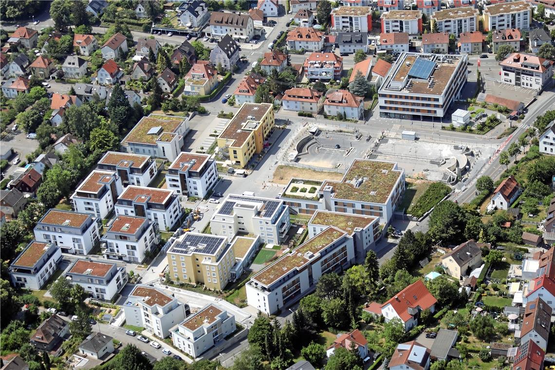 Kreisbaugruppe spürt Kriegsfolgen Der Abriss des ehemaligen Klinikparkhauses in Backnang hat mit einem symbolischen Baggerbiss bereits begonnen. Foto: Florian Muhl