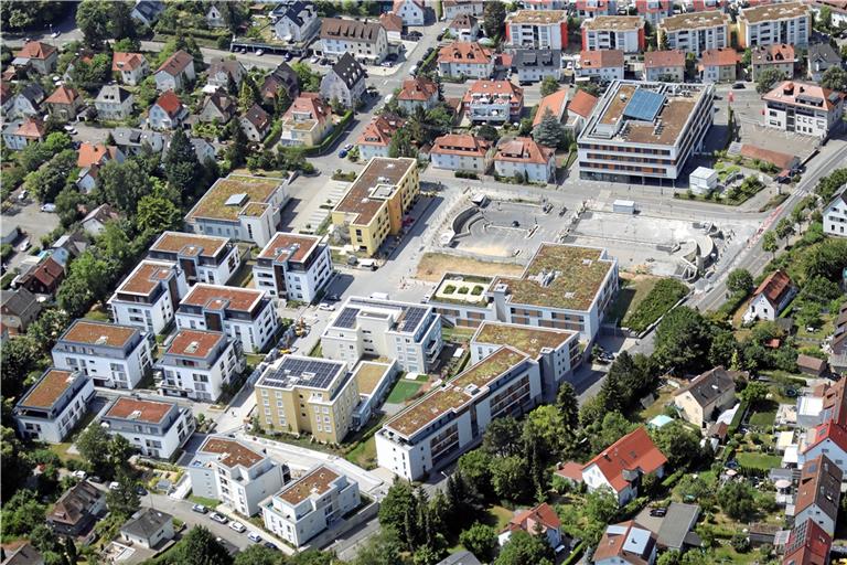 Der Abriss des ehemaligen Klinikparkhauses in Backnang hat mit einem symbolischen Baggerbiss bereits begonnen. Foto: Florian Muhl