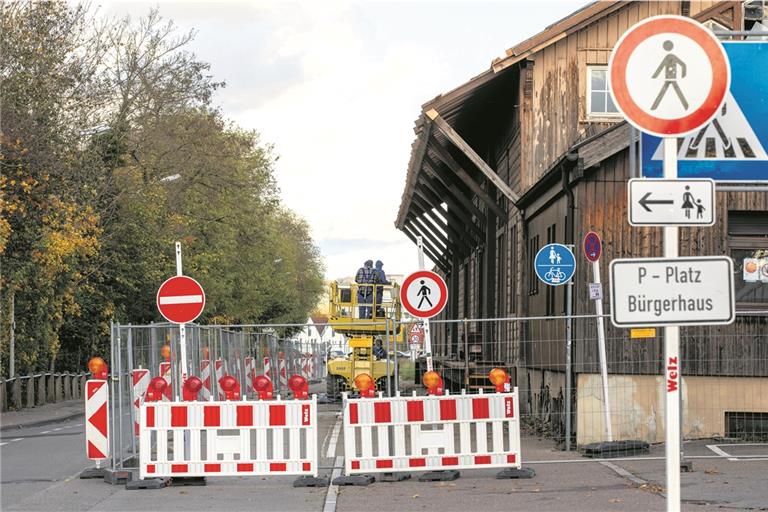 Der Abriss des Güterschuppens ist in vollem Gange. Das Vordach war der Grund für die halbseitige Sperrung der Oberen Bahnhofstraße, es reichte bis fast an die Fahrbahn. Gestern und heute wurde es gekappt, morgen kann die Sperrung wohl aufgehoben werden. Der gesamte Abbruch des Bauwerks aus dem Jahr 1878 wird noch mehrere Wochen dauern. Allerdings werden diese Arbeiten den Verkehr dann nicht mehr beeinträchtigen. Foto: A. Becher