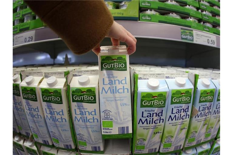 Der Absatz von Bio-Milch ist bundesweit gestiegen. Foto: Oliver Berg/dpa/Archiv