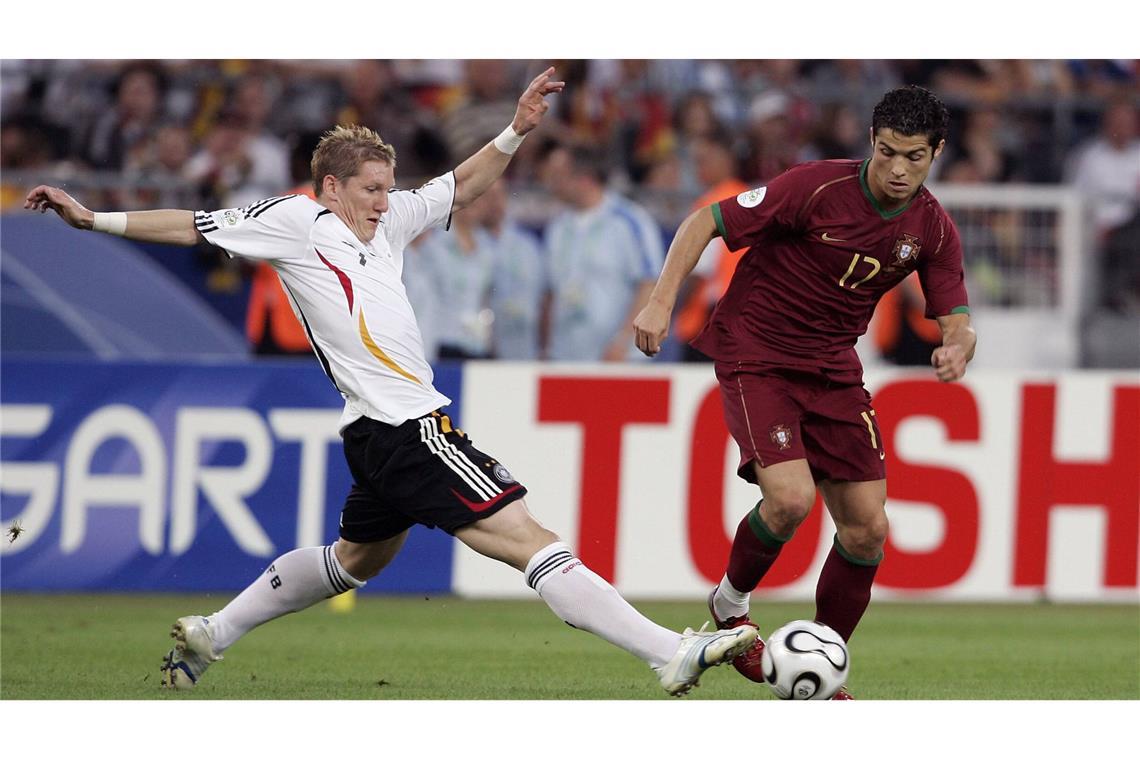 Das DFB-Team in Stuttgart – zehn Highlights der Fußball-Geschichte Der Abschluss des Sommermärchens: Bei der Weltmeisterschaft 2006 im eigenen Land entfachen die Leistungen des DFB-Teams verloren geglaubten Mut bei den deutschen Fans. Abgerundet wird das Turnier der Deutschen durch einen 3:1-Sieg im Spiel um Platz Drei gegen Portugal. Bastian Schweinsteiger (links) glänzt mit einem Doppelpack und lässt dem jungen Cristiano Ronaldo (rechts) und seinen Landsleuten keine Chance.