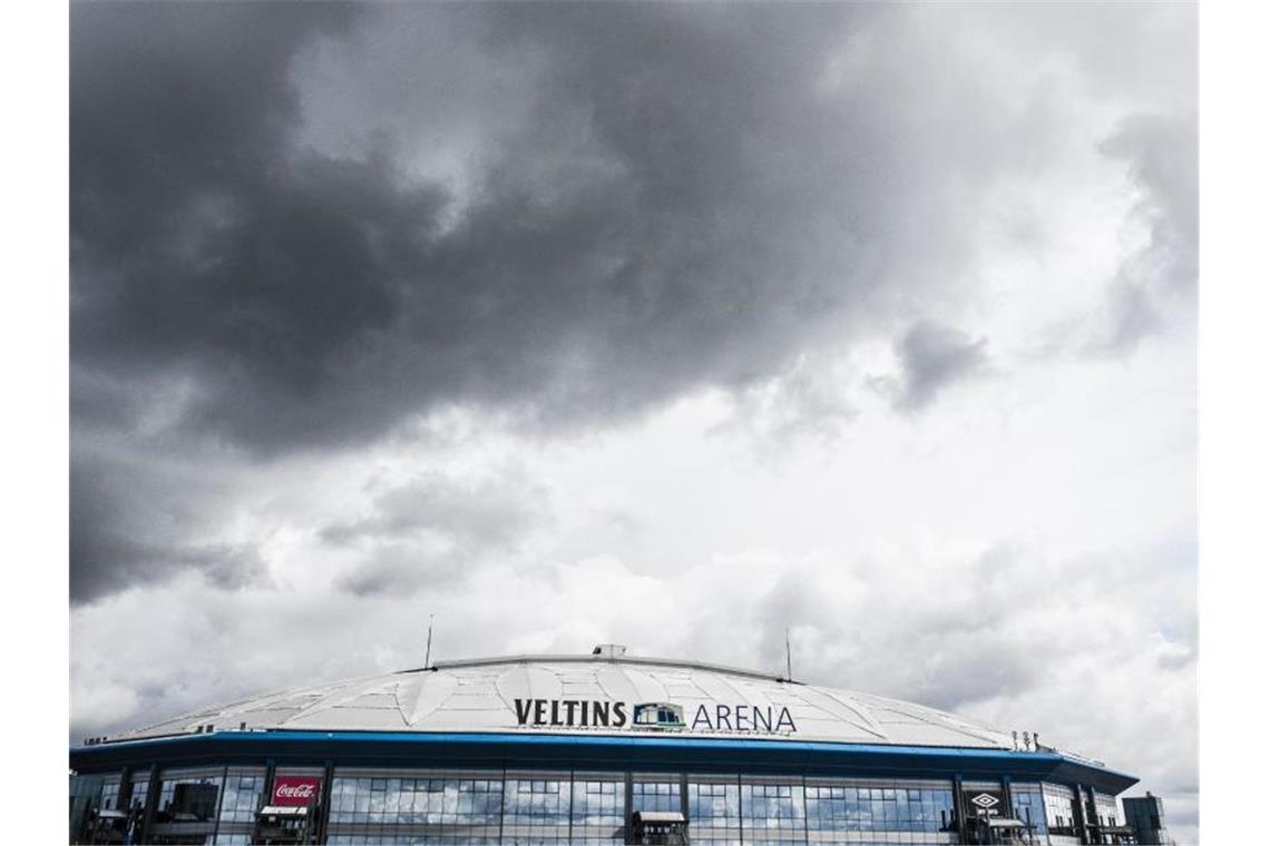 Der Abstieg droht: Dunkle Wolken hängen über der Schalker Arena. Foto: Guido Kirchner/dpa