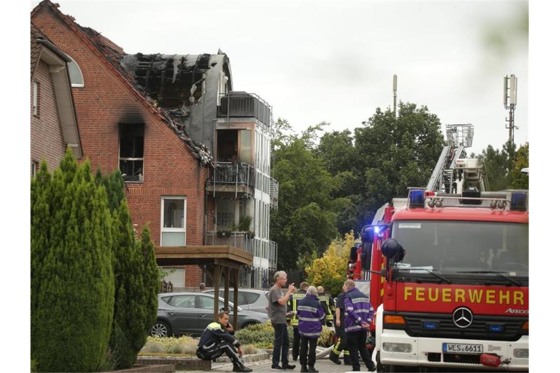 Ultraleichtflugzeug stürzt auf Wohnhaus in Wesel: Drei Tote Der Absturz sorgte für einen Großeinsatz der Rettungskräfte. Foto: David Young/dpa