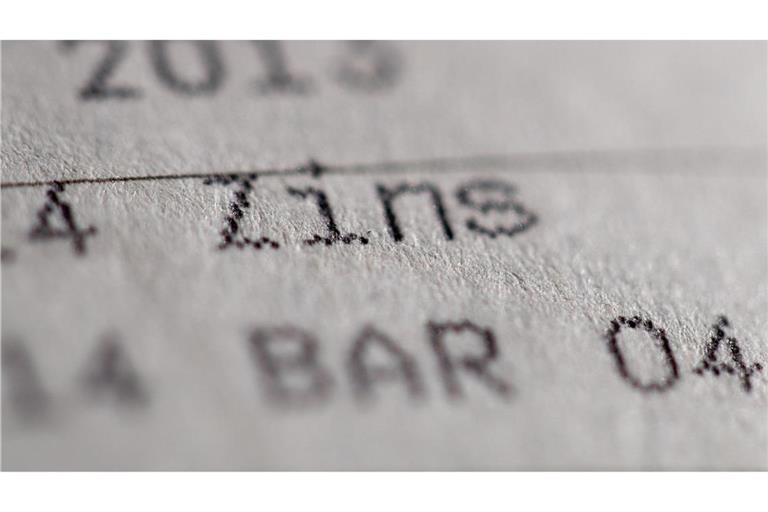 Der Abwärtstrend ist gestoppt, aber die Inflation schlagen Sparerinnen und Sparer mit Fest- und Tagesgeldangeboten nach wie vor in der Regel nicht. (Symbolbild)