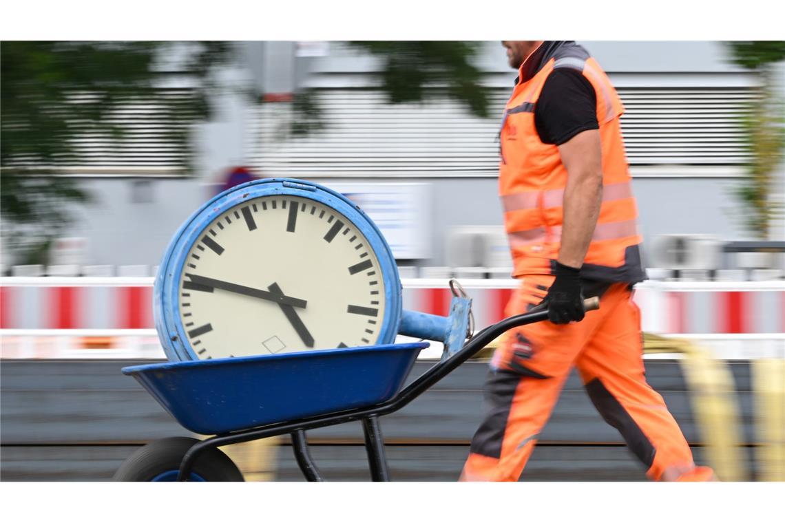 Der Achtstundentag soll nach Plänen des Bundesarbeitsministeriums grundsätzlich beibehalten werden. (Symbolbild)