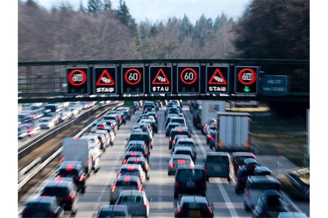 ADAC rechnet mit vielen Staus am Wochenende Der ADAC erwartet überall in Deutschland Staus auf den Autobahnen. Foto: Matthias Balk/dpa