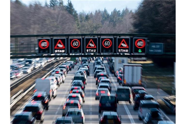 Der ADAC erwartet überall in Deutschland Staus auf den Autobahnen. Foto: Matthias Balk/dpa